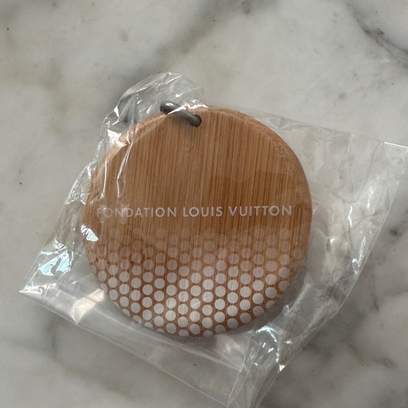 Foundation Louis Vuitton Wood and Silver Keychain - Picture 2 of 3